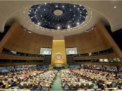 ASSEMBLEIA GERAL DA ONU Órgão deliberativo (que toma decisões); Ocorre anualmente todo mês de setembro; Todos os países têm direito a um voto; Os países discutem temas relacionados à paz e segurança,