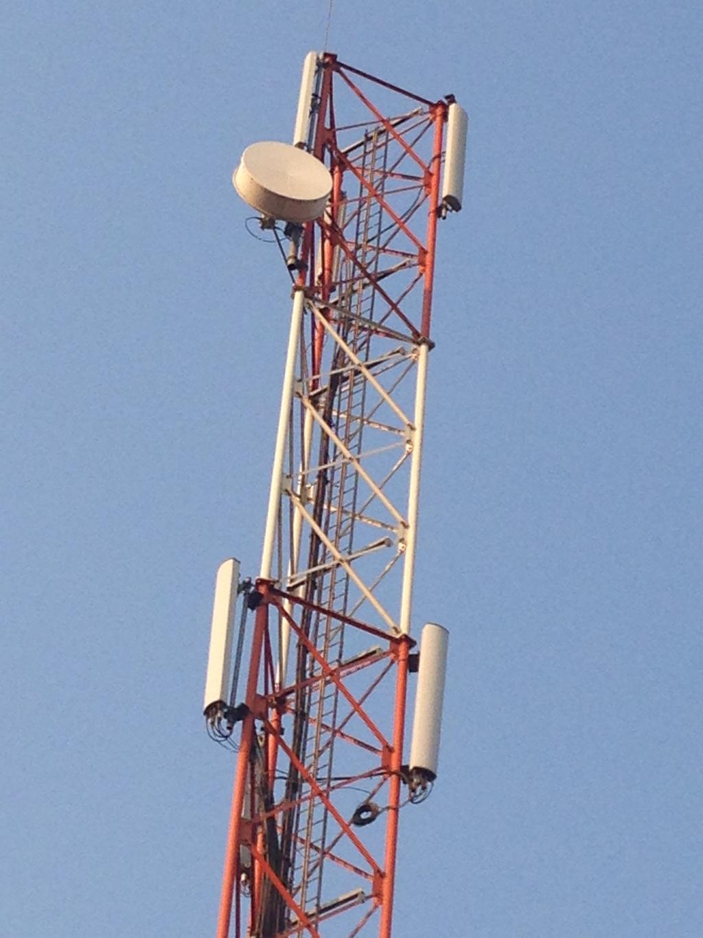principais elementos são o terminal móvel e a estação de base, que inclui as antenas.