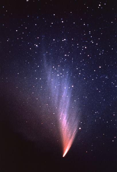 O problema dos cometas Ocasionalmente um cometa aparece no céu durante algum tempo. À medida em que se movimenta, seu brilho aumenta e diminui durante um período que pode ir de semanas a meses.