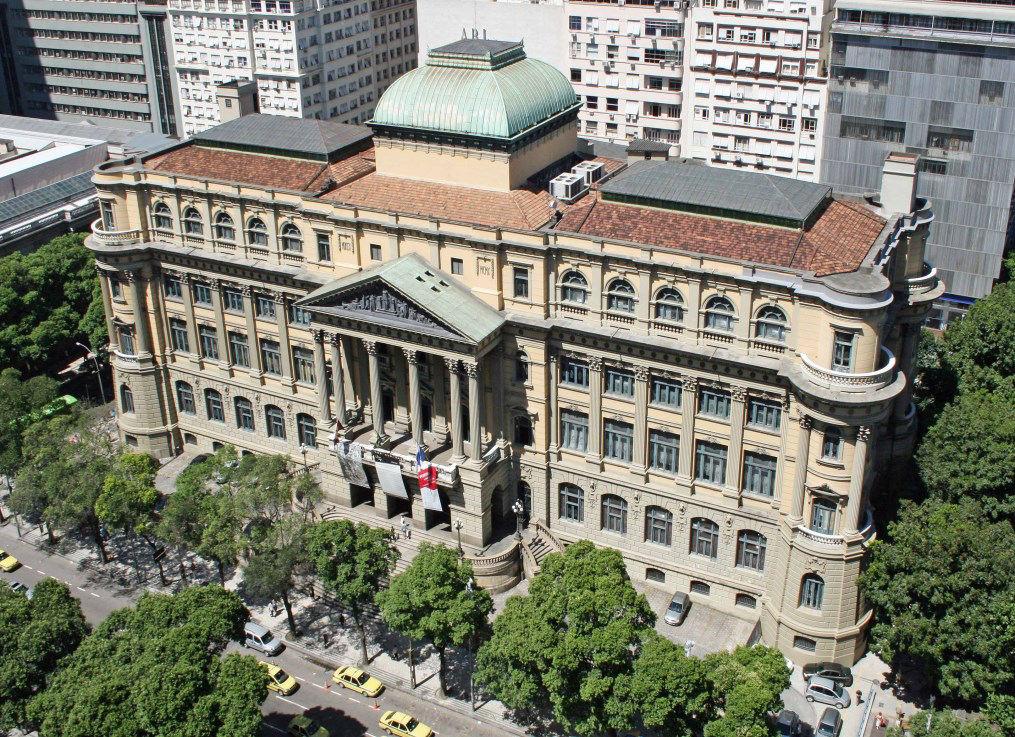 Você sabia? A Biblioteca Nacional, localizada no Rio de Janeiro, é a primeira biblioteca oficial e pública do Brasil. Foi trazida de Lisboa para o Brasil pela Corte portuguesa, em 1808, a pedido de D.