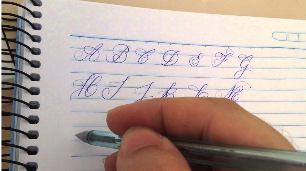 DICAS As letras devem ser do mesmo tamanho. Isto fará com que sua caligrafia pareça mais bonita e organizada.