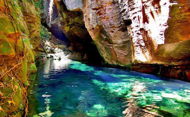 encantador: uma piscina natural de águas transparentes e azuis brotam das rochas, com profundidade variada chegando a 6 m em