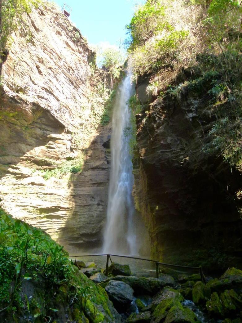 - A Cachoeira de Santa Bárbara, um dos maiores saltos da Chapada das Mesas com 76 metros de altura e um delicioso poço para banho de