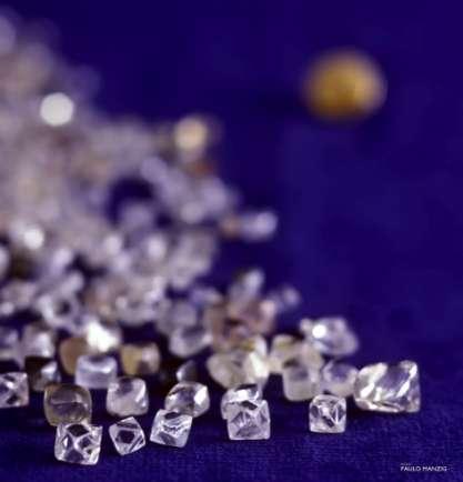 Os diamantes Neste período foram retirados três grandes lotes: - o primeiro com 1.628 pedras, pesando 456,11ct (0,28ct por pedra na média), que foi comercializado em agosto de 1985 por US$30.