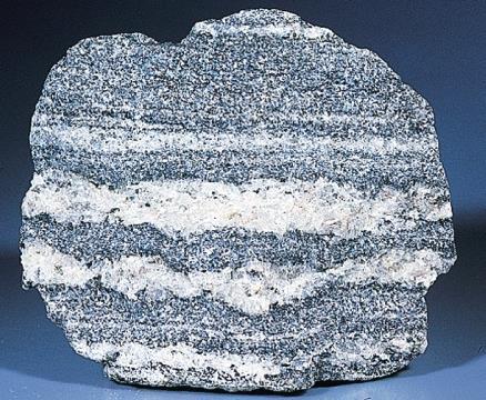 (ortognaisse). Constituído por feldspato, quartzo e minerais escuros (mica biotita).