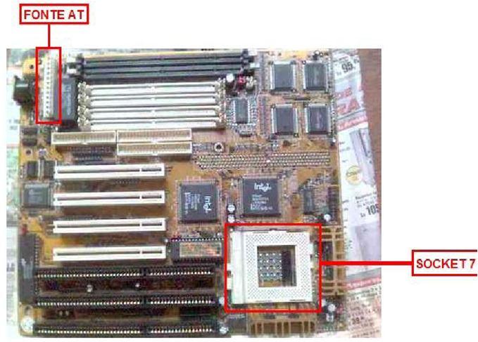 HÍBRIDA Usada em micros Pentium II, Celeron, AMD K6-2/K6-3 e alguns Pentium III até 800 Mhz. Possui os conectores para fonte AT e ATX, portanto permite a utilização dos gabinetes AT ou ATX.