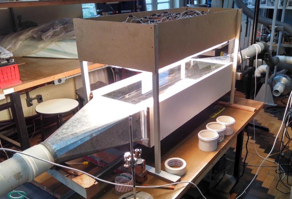 5 TA. Abaixo é mostrada uma foto do coletor solar na bancada de ensaio do laboratório LE- Figura 3.2 Foto do coletor solar a ar (LETA).
