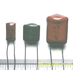 Tipos e capacitores mais usaos na Eletrônica: ) Eletrolítico placas são eletroos e alumínio, com um ielétrico formao por um sal conutor em solvente (solução