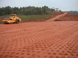 Etapas do aterro: Lançamento do material pelo equipamento transportador; Espalhamento das camadas de compactação definidas pela geotécnica, mas nunca