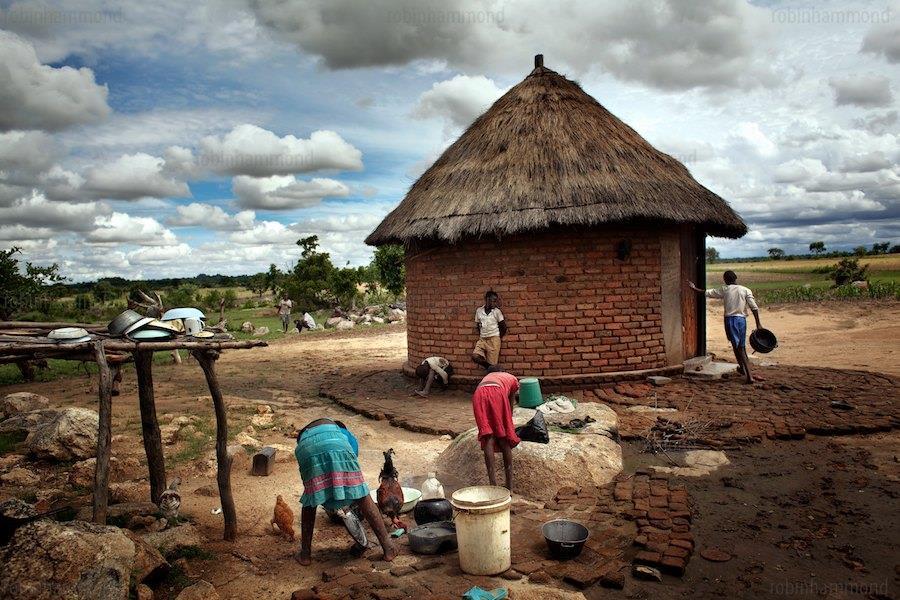 O país mais pobre do mundo é o Zimbabue (África).