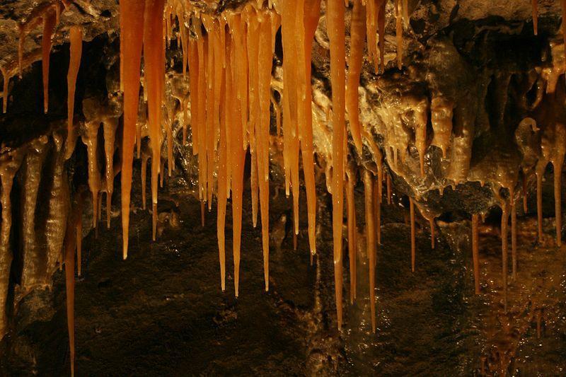 cavernas ou grutas provenientes do carbonato de cálcio que é arrastado das rochas pelo gotejamento de