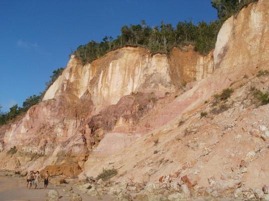Solo argiloso O solo argiloso é constituído de mais de 30% de argila com relação a outras partículas sólidas.