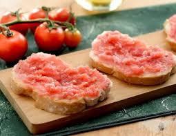 Torradas de pão de mistura com tomate à castelhana