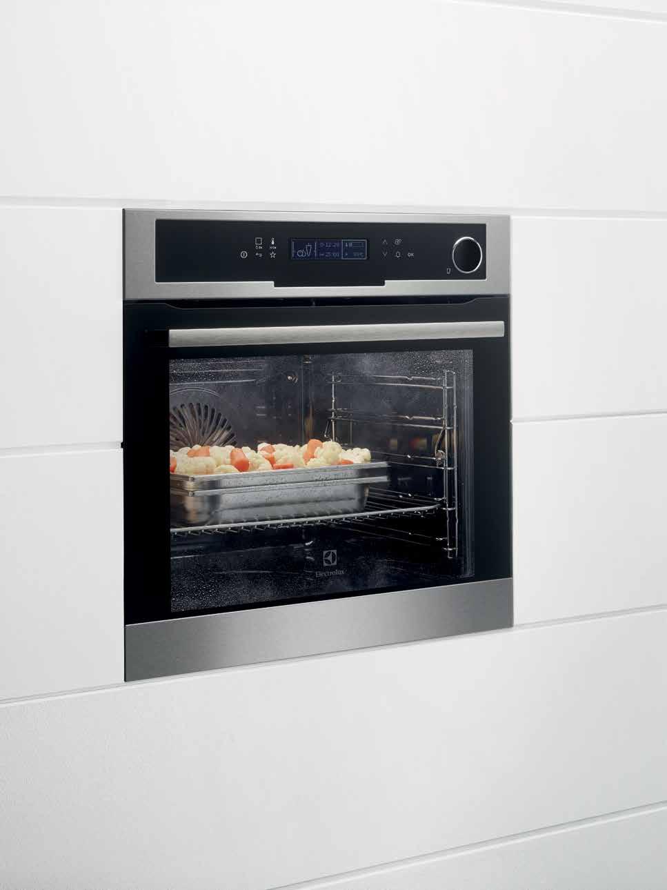 Forno CombiSteam TM EOB8857AOX Alargue os horizontes culinários, cozinhando a vapor. Ao combinar a função vapor e ar quente, pode deleitar os seus convidados com pratos saudáveis e saborosos.