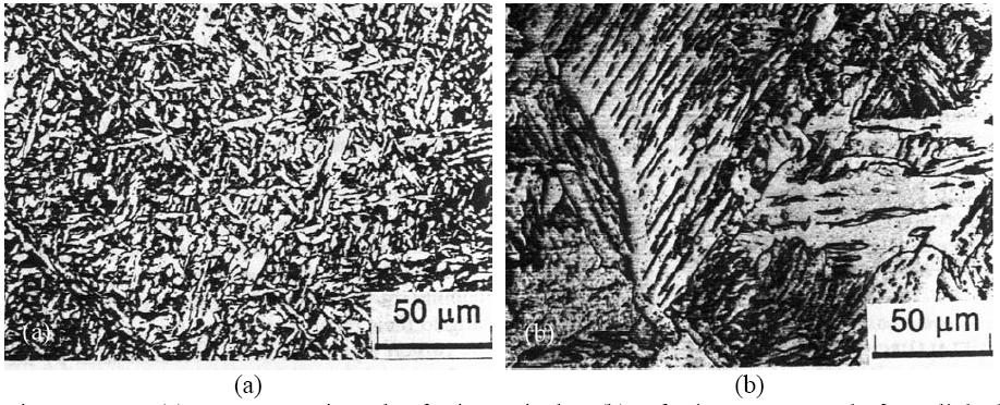30 A Figura 2.11 apresenta a morfologia típica observada em microscopia ótica a ferrita com segunda fase alinhada FS(A) e ferrita acicular (AF). Figura 2.11: (a) Aspectos típicos das ferrita acicular.