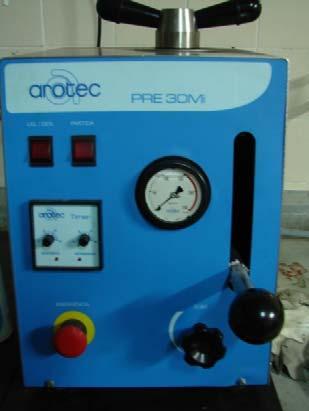10: Máquina utilizada para a realização do embutimentos das amostras.