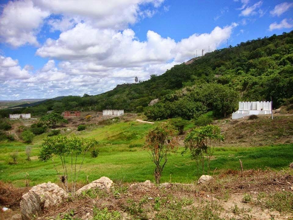 área natural e rica (Figura 1) que serve como meio de pesquisas para os Discentes da Universidade. Porém desde sempre foi ambiente utilizado pela população para lavar suas roupas e tomar banho.