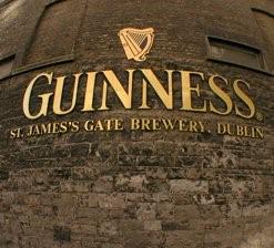 O interior do pub é tradicional e cheio de atmosfera -com painéis de madeira e bric um brac e excelente serviço Após o almoço visita ao maior Icone da cidade de Dublin: GUINESS STOREHOUSE Situado no