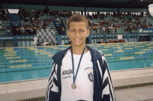 Conheça um pouco mais do Leonardo Síntese da Carreira Ao longo de 12 anos de carreira, apesar das muitas mudanças de cidades, clubes e de treinadores na vida do jovem nadador, elas foram importantes