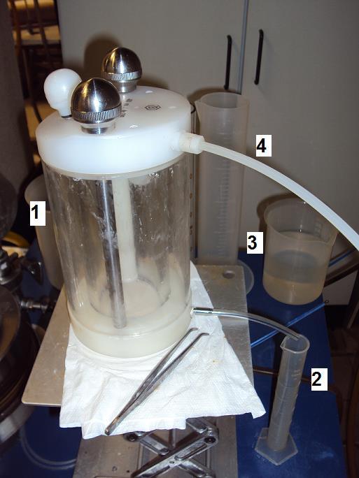 pressão de 4 bar, com ar comprimido, à solução de alimentação (água destilada com uma concentração de 5 g/l de NaCl). Apresenta-se, na Figura 21, o esquema do ensaio de permeabilidade.