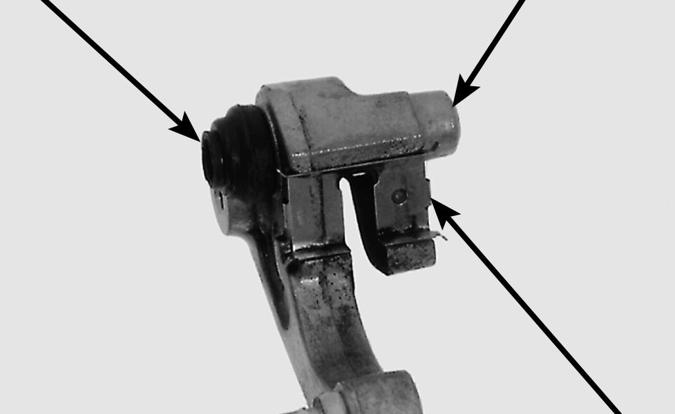 Desconecte a mangueira do freio do cáliper do freio dianteiro, removendo o parafuso de óleo e as arruelas de