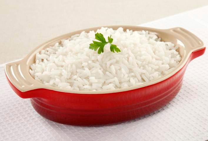 10 Arroz branco Ingredientes 1 colher (chá) de óleo 1 xícara (chá) de arroz cru 1 sachê de Tempero SAZÓN Branco 1 colher (chá) de sal 2 xícaras (chá) de água fervente (400 ml) Modo de Preparo 1.