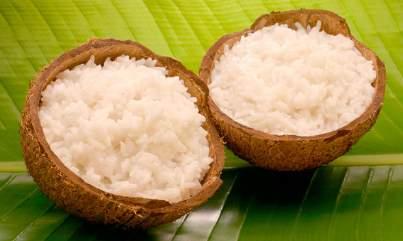 13 Arroz de coco Ingredientes 1 coco fresco ralado no ralo fino 3 xícaras (chá) de água fervente 1 xícara (chá) de arroz cru, lavado e escorrido 1 sachê de Tempero SAZÓN Branco meia colher (chá) de