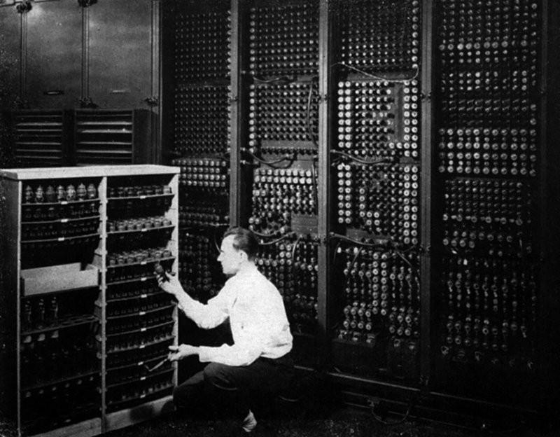 A Primeira Geração (1945-1955) E o ENIAC foi construído por William