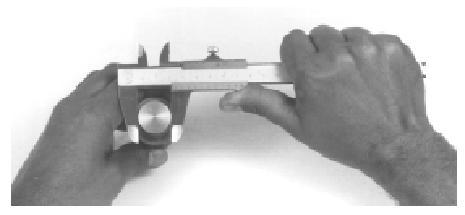 c. Feita a leitura da medida, o paquímetro deve ser aberto e a peça retirada, sem que os encostos a toquem. 4.5.