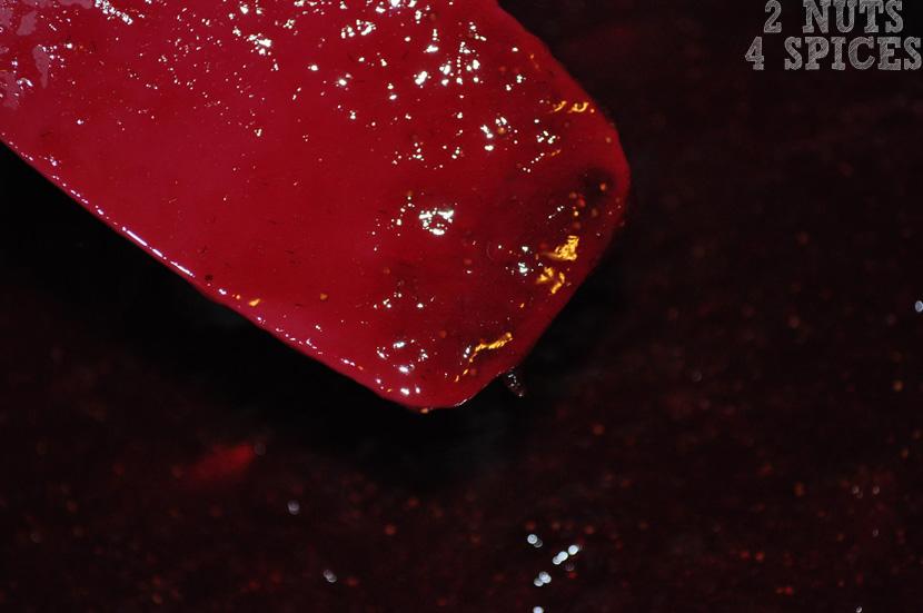 Assim como o detalhe de amassar o morango, a textura da geleia vai do gosto de cada um: pode ser normal, ou mais densa, nós preferimos a textura normal, mas vai do gosto de cada um.