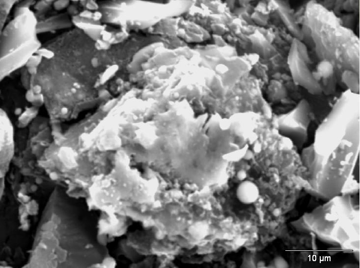 A composição química das cinza, vista pelo EDS, mostra que se trata de um silicato aluminoso contendo diferentes