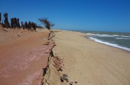 9 10 Figura 9. Evidência pontual de erosão costeira sobre estrada vicinal posicionada na porção ativa da praia na posição Farol Perfil 10. Figura 10.