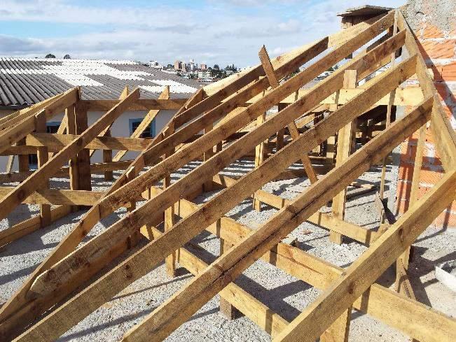 A madeira utilizada para a estrutura da cobertura foi a araucária, as telhas são