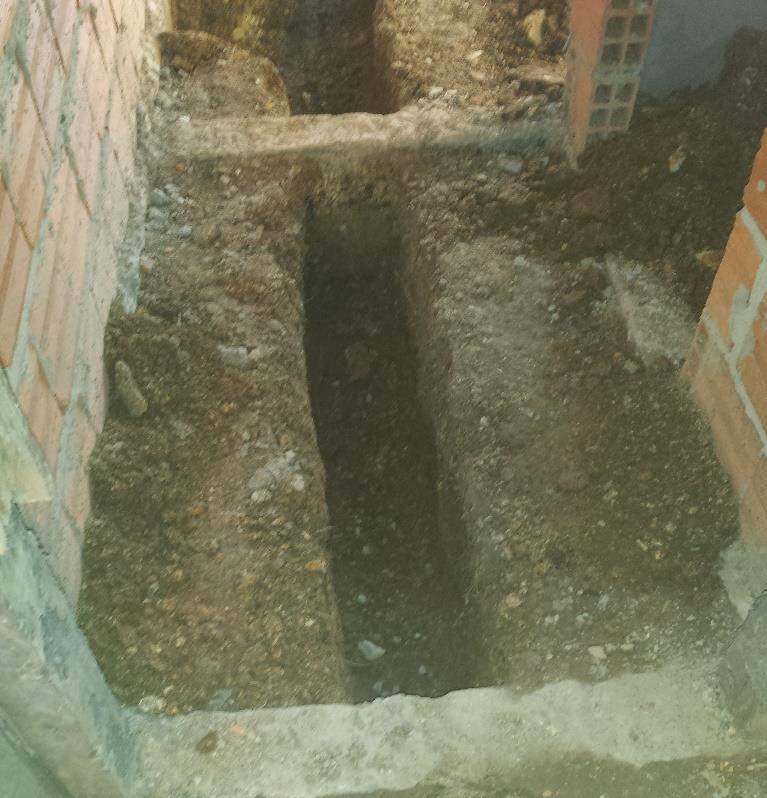 25 4.1.12. Instalações sanitárias Foram realizadas as escavações nos locais onde as tubulações de esgoto irão passar e onde serão instaladas a fossa e o filtro.