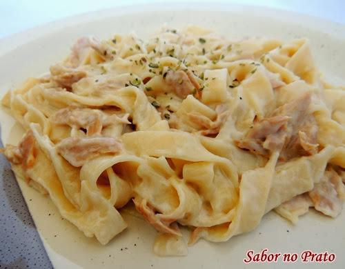 Cozimento: Coloque água para ferver (mais ou menos 1 litro de água para cada 100 g de massa), coloque sal e cozinhe a massa por cerca de 3 a 5 minutos.