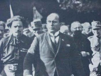 A tomada do poder 28 de Outubro de 1922 Mussolini, liderando milhares de camisas negras, dirige-se para Roma ( marcha
