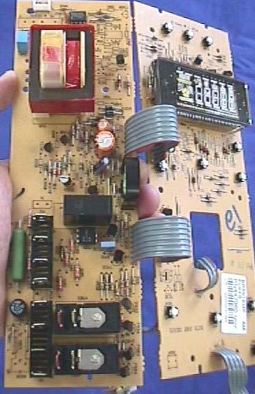 Veja exemplo abaixo: Transistor 7222 Solda fria no Transistor 7222 Verifique os componentes e somente se necessário, refaça as soldas nos