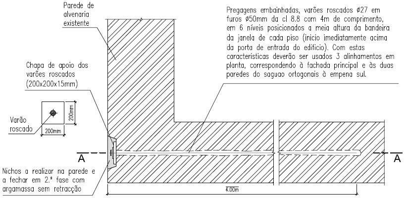 2.2.1. Principais dificuldades Como no caso anterior, também esta intervenção se realizou em altura e foram também encontrados vazios na alvenaria, assim como outros materiais como a madeira.