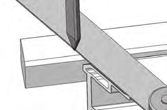 Posicione e apoie o canal em U inferior entre os postes da escada.
