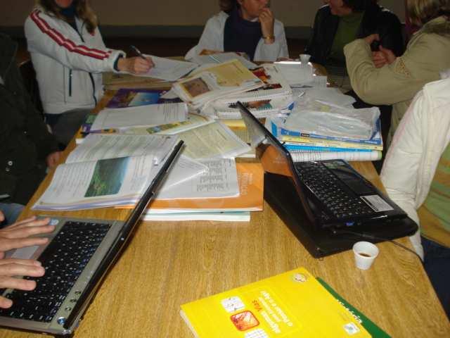 2205 A Secretaria Municipal de Educação enviou para as escolas questionários com o intuito de analisar a aplicação da proposta curricular na prática docente, refletindo sobre os aspectos positivos,