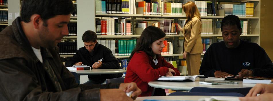 O AMBIENTE UNIVERSITÁRIO Emerge como um contexto facilitador do desenvolvimento pessoal dos jovens; Possibilita experiências, tarefas e