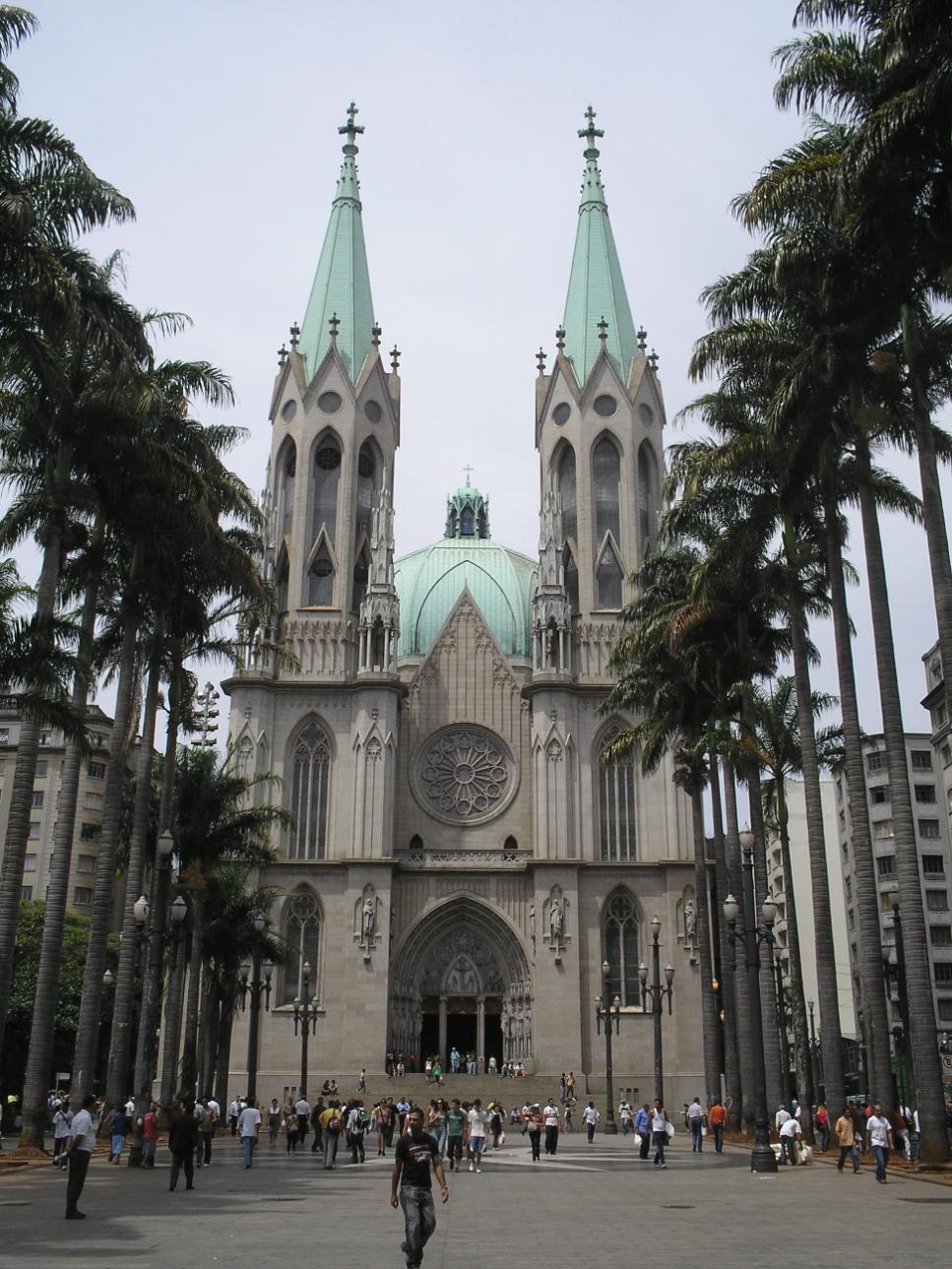 Catedral da Sé, São Paulo. O templo que temos hoje, demorou quatro décadas para ser construída, sendo começada em 1913 e inaugurada em 1954.
