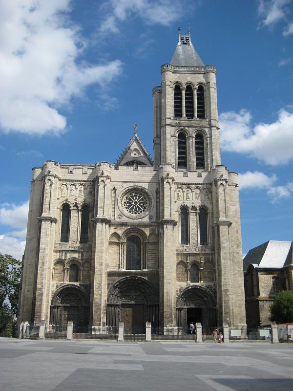 Abadia de Saint-Denis, Paris 1140 A primeira diferença que notamos entre uma igreja gótica e uma românica é a fachada.