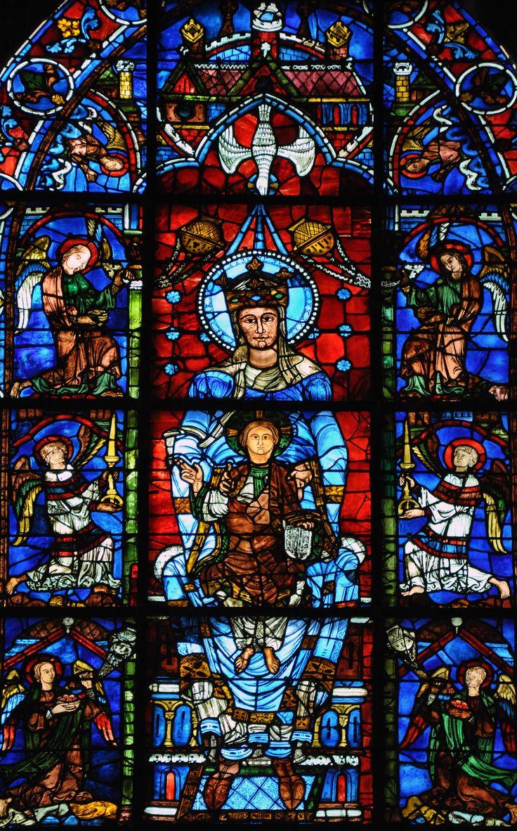 ARQUITETURA GÓTICA séc. XIII Nesta época o estilo gótico estava plenamente amadurecido e ricamente ornamentado por vitrais e esculturas.