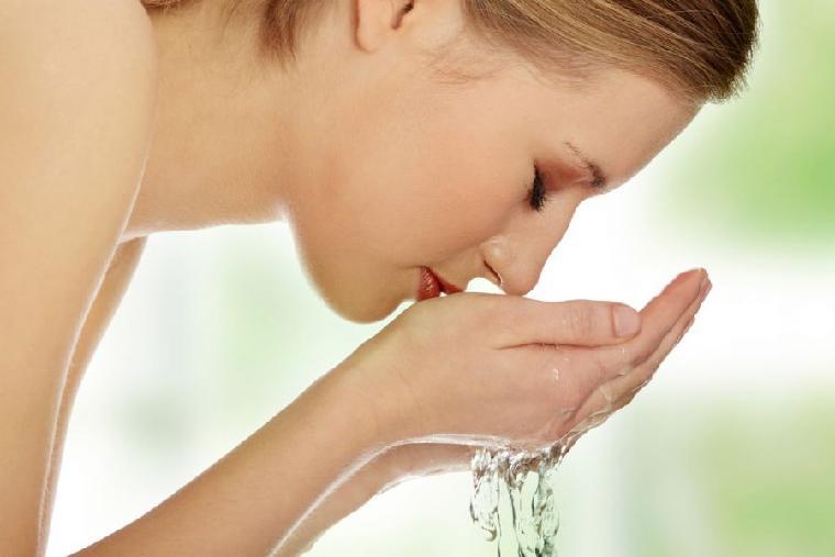 Como em qualquer forma de higiene corporal é muito importante que em primeiro lugar as mãos estejam bem lavadas, no caso dos olhos não são eles propriamente ditos a serem lavados, pois ao lacrimejar