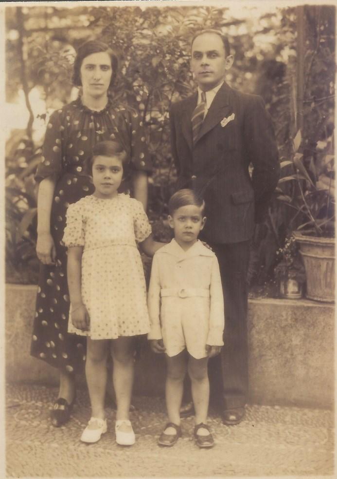 Luís Firmino Xavier, esposa e filhos mais velhos. Em 1942, passou a ser explorada pela sociedade comercial Xavier & C.ª Ld.ª, constituída por Carlos Gonçalves, Luís Firmino Xavier e Manuel Vieira.