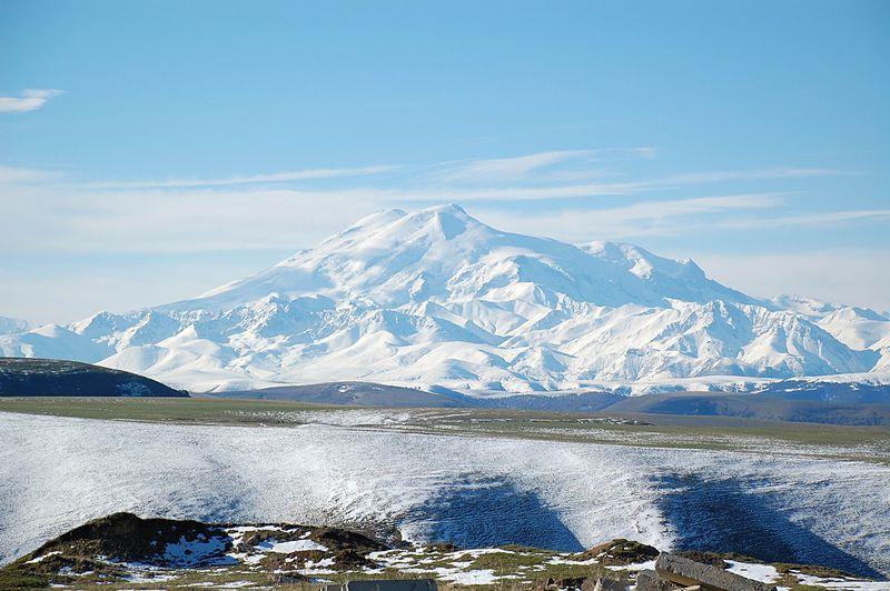 Imagem: JukoFF/ public domain Nessa área se encontra o pico mais alto da Europa: o Monte Elbrus.