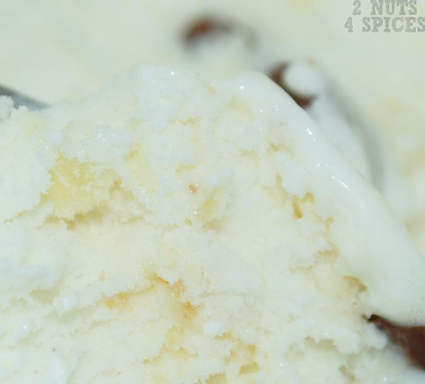 O sorvete é de baunilha e com pedaços de chocolate branco com pó de amendoim e pedaços maiores de chocolate ao leite.