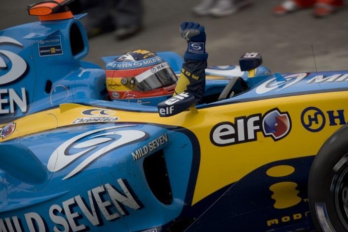 oferece uma potência de 880 cv às 19 000 rpm. Alonso e Trulli evoluem na classificação mundial, com várias subidas ao pódio e uma vitória para Trulli, no Mónaco. A Renault conquista o 3.