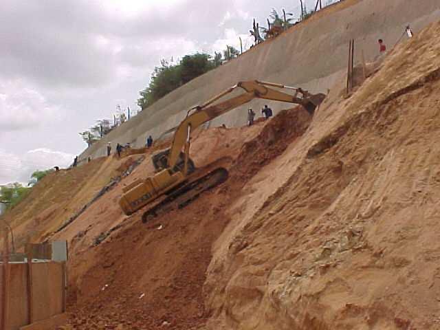 Figura 5. Escavação mecânica do solo grampeado. O efeito de arqueamento é um dos principais fenômenos em estabilidade local de escavações.